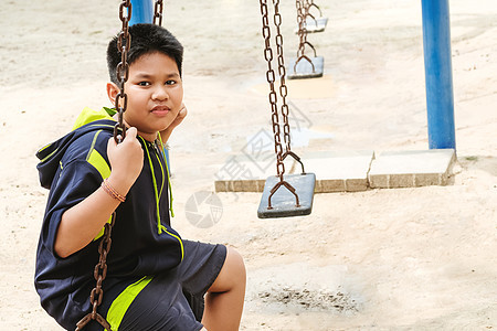 快乐的亚洲运动男孩在花园游乐场玩耍乐趣孩子幸福父亲男性花园闲暇自由公园喜悦图片