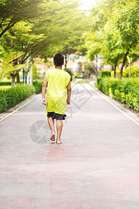 很少看到年轻小男孩在花园里跑来跑去玩具幸福运动孩子跑步游戏宝贝晴天女士男人图片