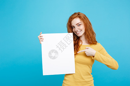 近距离接近肖像的年轻美丽有吸引力的姜红发女孩 微笑着显示空白标志 蓝糊背景 复制空间商务工作室商业女士木板学生快乐人士隐藏女性图片