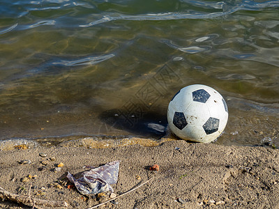 足球球在水中 球掉进河里爱好运动支撑图片