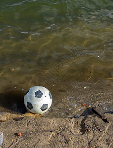 足球球在水中 球掉进河里支撑爱好运动图片