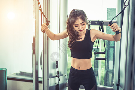 亚洲年轻女子在交叉健身馆做弹力绳练习 力量训练和肌肉 美丽和健康的概念 运动器材和运动俱乐部中心主题运动员俯卧撑哑铃女士身体胸部图片