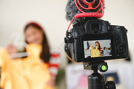专业 DSLR 数码相机电影视频直播与 vlogger 博主采访背景 女性教练交易和审查服装产品 业务演示培训班 人们的生活方式图片