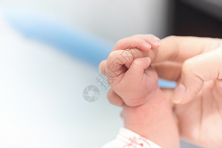 新生儿手在医院中握着母亲的手指 婴儿和保健概念 选择性焦点和白葡萄酒图片