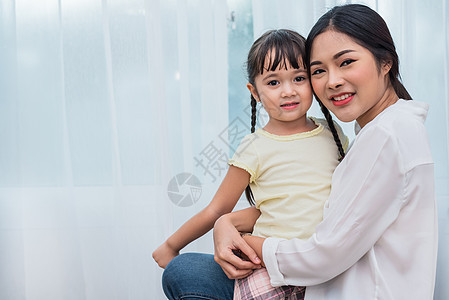 单身母亲和女儿肖像 幸福的家庭和人的概念 母亲和儿童日主题 (笑声)图片