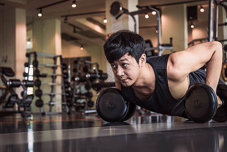 亚洲健壮男子在健身房用哑铃助推运动的肖像 人们的生活方式和体育概念 运动员将两只手握在地上图片