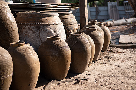 在室外地面的老泰国传统黏土瓶子 泰国省的一组泰国龙古典古董图案花瓶 工业和手工制造概念图片