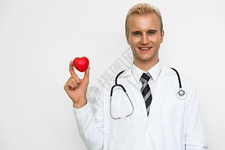 拿着红色心脏和微笑的英俊的男性医生 医疗保健和医疗概念 幸福的人和生活方式的主题图片