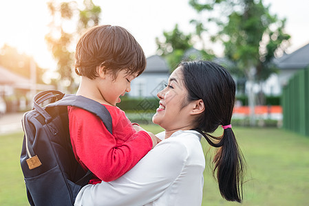 妈妈抱着她的儿子 准备早上送孩子们回学校 妈妈和孩子们玩耍 教育和返校理念 幸福家庭与爱人主题图片