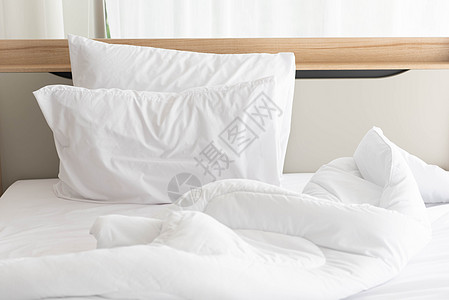清晨 白色未整理的床铺在优雅的家中 阳光明媚 白色窗帘背景 室内设计和豪华家具概念 室内生活方式和懒惰活动主题奢华尺寸用品房间卧图片