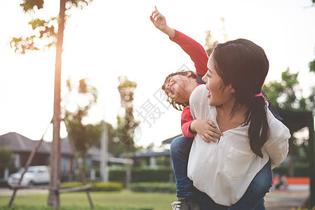 妈妈抱着她的儿子 准备早上送孩子们回学校 教育和返校理念 幸福家庭与爱人主题图片