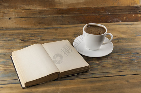 打开一张空白页本和桌上咖啡杯 放在桌上商业教学学校绘画咖啡笔记本桌子笔记杯子饮料图片