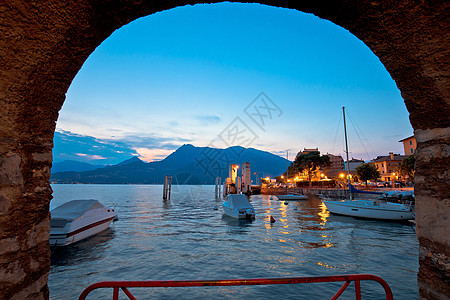 瓦雷纳湖边风景的Varenna镇 科莫湖夜景图片