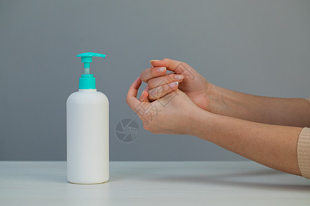 用于清洁手部卫生 Corona 病毒传播预防 使用酒精擦替代洗手的妇女女孩消毒瓶子病菌流感护士手指凝胶打扫消毒剂图片