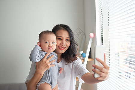 有个孩子的女人拍自拍图片