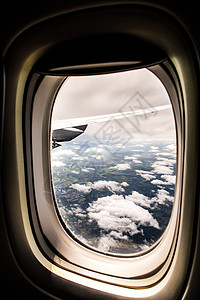 在平静的阳光明媚的日子里 从飞机喷气机窗口望出去 蓝天白云 下方着陆 形成美丽的旅行背景照片图像图片