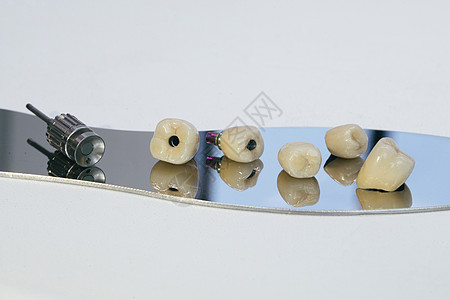 单石螺丝保留了植入的冠 一个螺丝和一个手动钥匙 用来与皇冠乱搞 掌上电脑保健门牙工具插图实验室药品卫生桥梁牙科牙医图片