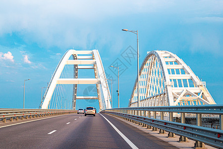 克里米亚新修建的跨越克尔赫海峡的汽车和铁路桥梁天空穿越旅游海峡火车运输旅行起重机工作基础设施图片