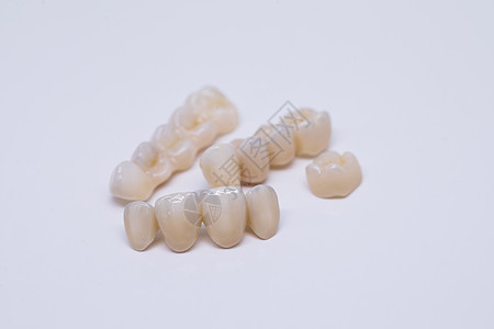 无金属陶瓷牙冠 在 wite 上隔离的牙桥由陶瓷制成 牙齿缺失的美学修复 陶瓷锆图片