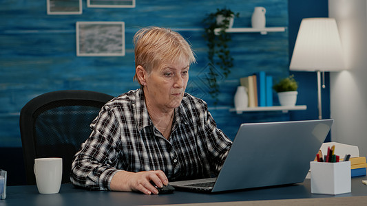 参加商业培训的年长 成年老年老年妇女咖啡技术夫妻职场男人人士工具成人电脑退休图片