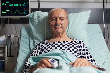 老年病人在医院床上休息的长者肖像面罩白发氧气住宅病房呼吸帮助卫生诊所手指图片