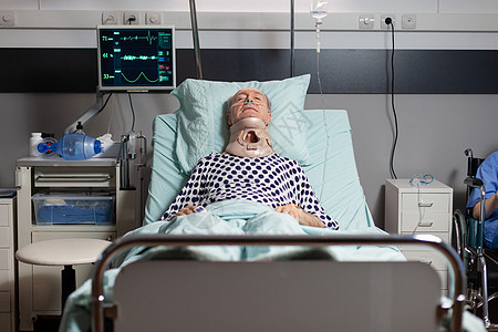 住院后在医院床上昏迷不醒的老年病人痛苦成人骨科创伤病房床单疾病房间疼痛诊所图片