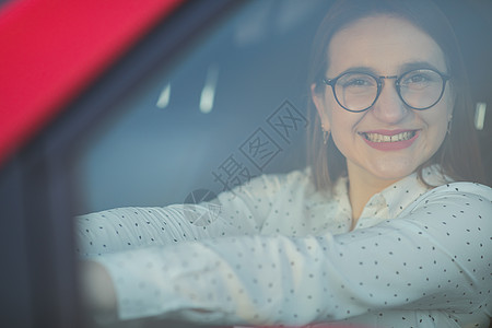 白人女人的肖像 从车窗向镜头看 微笑着笑容图片