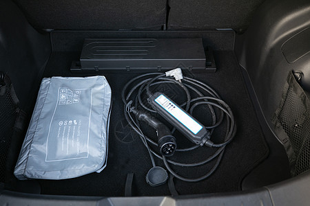 电动汽车充电电源特写 充电器接入车辆电气化 带充电器的电动车后备箱图片