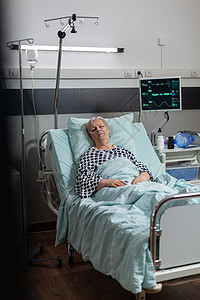 接受康复治疗后躺在医院病床上的老年病人在医院床铺卫生房间疾病问题悲伤保健病房帮助科学面罩图片