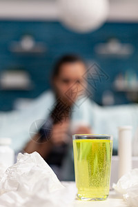 患有疾病的年轻妇女饮用维他命饮料图片