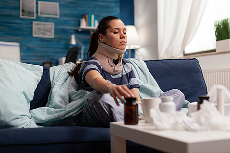 妇女颈部支架 沙发上疼痛衣领支撑颈椎病保健长椅人士医疗问题疾病女士图片