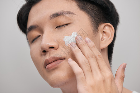 培养 皮肤护理和人的概念     微笑的印度年轻男子在白背景面部施奶油男人男性治疗卫生化妆品洗剂成人图片