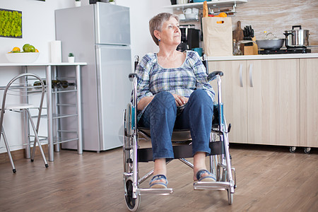 轮轮椅残疾老年妇女祖母退休厨房设施人员康复疗养院健康医生女士图片