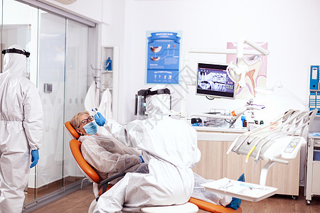 身着哈兹马特西装的病人温度专家成人面具诊所预防护士疾病工人牙医安全图片