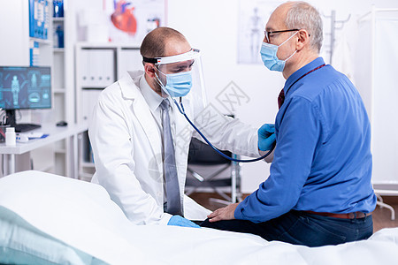 使用听诊器的医生诊断措施外套呼吸医院男人心脏病控制病人老年图片