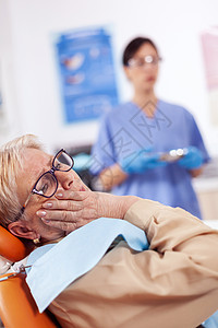 中年病人用痛苦的表情接触嘴部图片