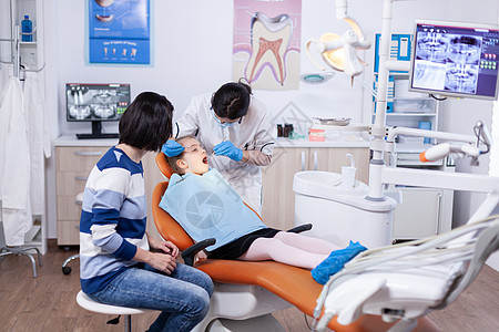 在牙科办公室接受治疗的幼儿病人 获得治疗图片