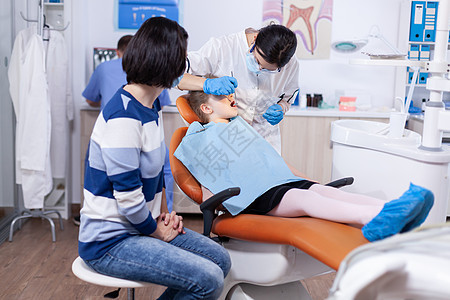 幼儿在课程中口服治疗的牙科医生图片