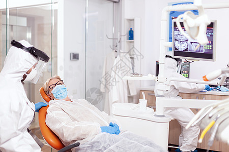 身穿防护服的牙科医生甲状腺科罗纳病毒矫正暴发安全外科流感工作疾病专家病人情况图片