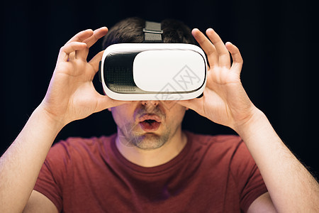 英俊的男人戴着虚拟现实耳机 增强现实 在室内使用现代 3D vr 眼镜的人 学生使用 VR 眼镜玩耍图片