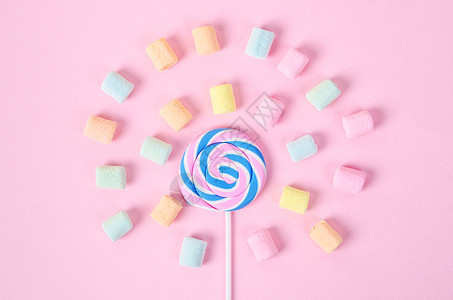 五颜六色的棉花糖和甜蜜的糖果图片
