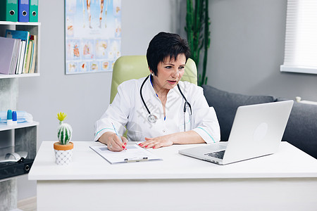 女医生与病人交谈进行远程医疗在线网络摄像头视频通话 在远程远程医疗笔记本电脑虚拟聊天中 女性治疗师在计算机上进行视频会议 远程医图片