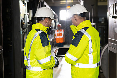 两名重工业工程师站在制管厂 使用数字平板电脑进行讨论 石油 天然气和燃料管道运输产品建设设施图片