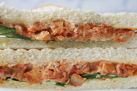 蔬菜三明治在桌子上的垫子上午餐菠菜乡村俱乐部营养黄瓜餐巾火箭小麦水平图片