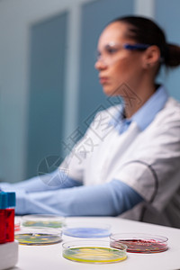 选择性地侧重于在科研机构微生物学医院实验室的桌上站立的医用花生盘子图片