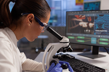 从事细胞插图显微镜的生物化学家科学家诊所专家化学眼镜图表检查治疗电脑科学图片