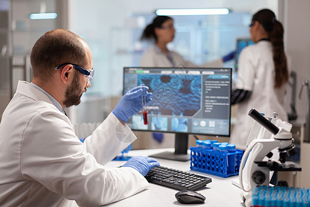科学家在实验室检查血样和液体的样本和工作液药品疫苗技术生物制药微生物学电脑诊所化学品创新背景图片