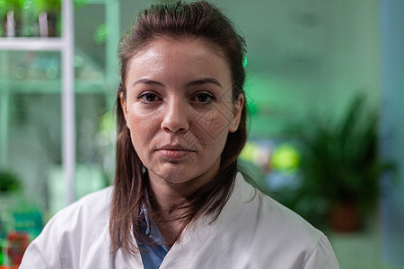 在制药实验室工作的身着白大衣的化学妇女肖像图象微生物学外套卫生电脑管子生物试管化学家工程研究员图片