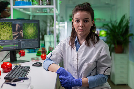 在制药实验室工作的身着白大衣的化学妇女肖像图象研究员生物学家科学家食物样本电脑显微镜试管团队外套图片