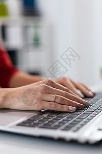 近距离接近商业女经理手握手指打字文书导演女士键盘上网人士商务数据技术笔记本图片